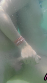Wir Wurden Erwischt! Mein Lehrer Handjobt Meinen Schwanz Unter Wasser Am Fkk-strand, Öffentlichem Sex 4K