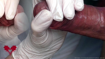 Close Up Extreme: 穿着白色乳胶手套的超级特写打手枪，带反馈。