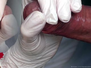 Close Up Extreme: Super closeup masturbación con la mano en guantes de látex...