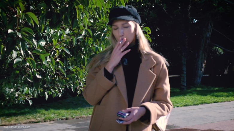 Russian Smokers: 和Beaty俄罗斯女孩在户外吸烟2