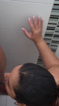 Samara lutscht meinen Schwanz unter der Dusche