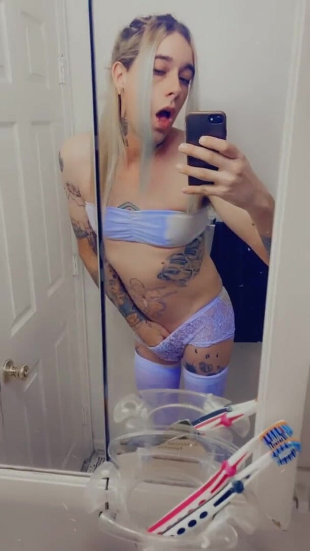 CarmenMelatonin: Troia calze e bikini bianchi in lingerie