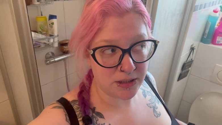 Abby Strange: Волохата кицька і красивий струмінь сечі