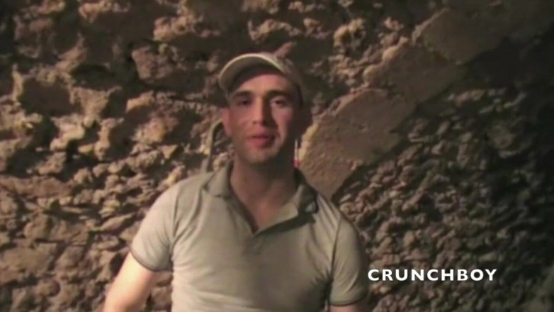 STRAIGHT BOY CURIOUS: Двоє бісексуальних луских хлопців трахаються в непомітному підвалі
