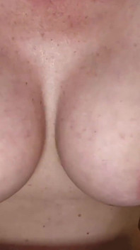 Cewek sange dengan toket besar ini ngentot pantatku habis-habisan sampai dicrot di mulut!