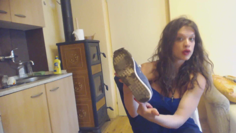 Foot Girls: Nastoletnia bogini chce, abyś wyczyścił jej brudne trampki