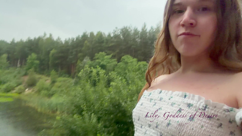 Lily, Goddess of Desire: Teenager ukazuje prsa a zadek během bouře v lese