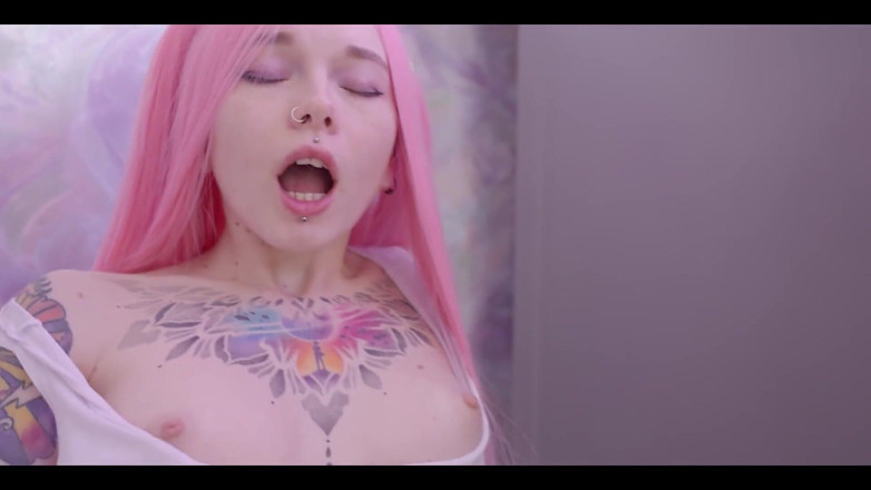 Karneli Bandi: Kåt tonåring leker med sin fitta i köket. Karneli Bandi