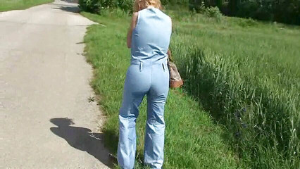 Femdom Austria: Blonďatá děvka si zvlhne kalhoty chcaní