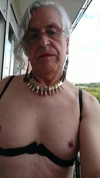 Eine Transsexuelle Schlampe Prahlt Auf Der Terrasse