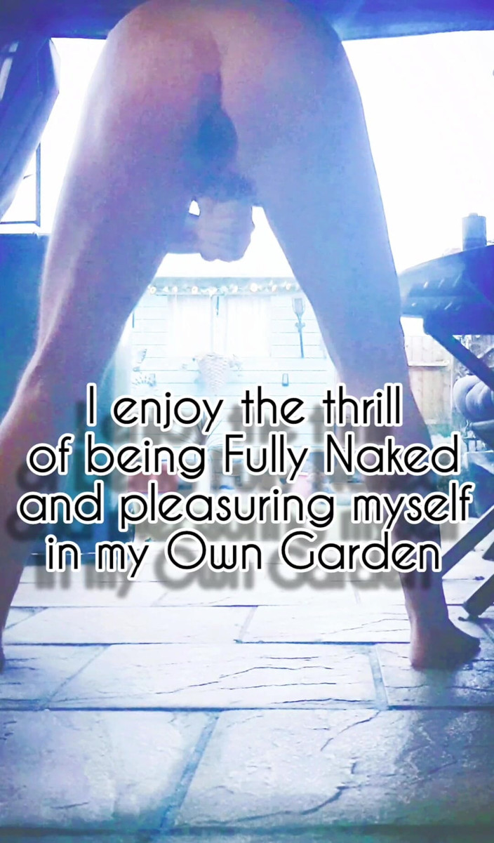 MaleModel: 庭でのヌードとバットプラグ入りのマスターベーション