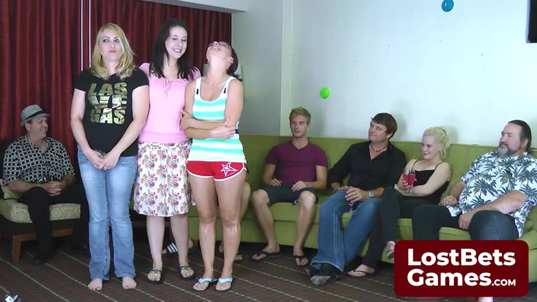 Lost Bets Games: Lesbiene excitate care joacă un strip pod stomp joc