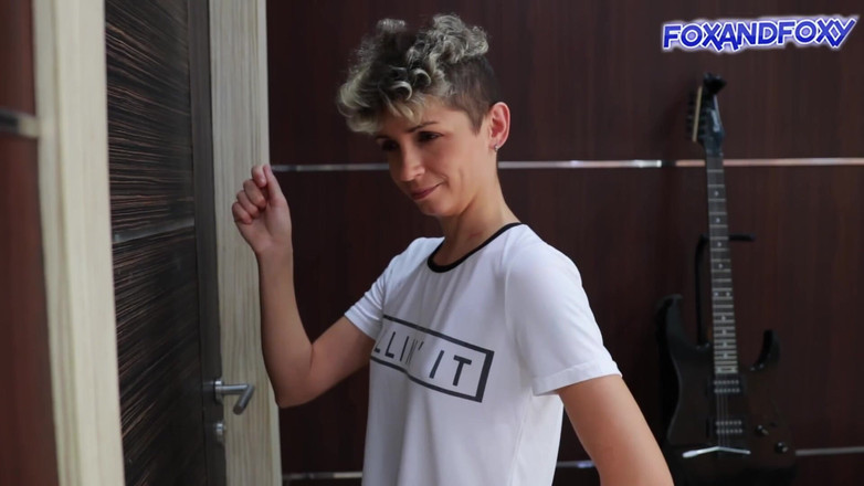 Lisa Fox AKA Foxy: Anal, creampie und sperma gesicht mit 2 kurzhaarigen zwillingen