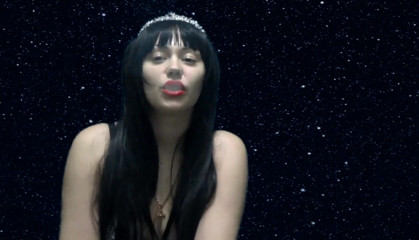 Goddess Misha Goldy: 星空の下でザーメンカウントダウンで指示をジャークオフ