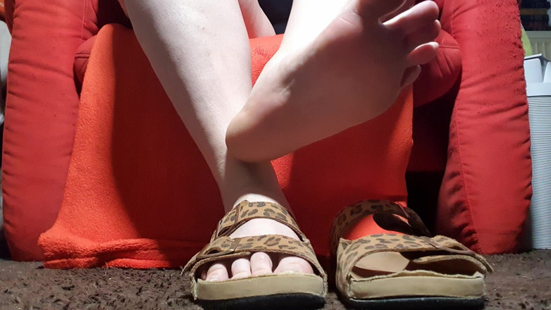 Dirty Jade: Éclabousser mes pieds dans les chaussons léopards