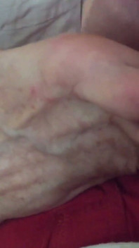 Zabawa footjob z ciocią Ann JOI