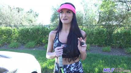 MILF Trip: Milf excitată divorțată îl fute pe un tip de la clubul...
