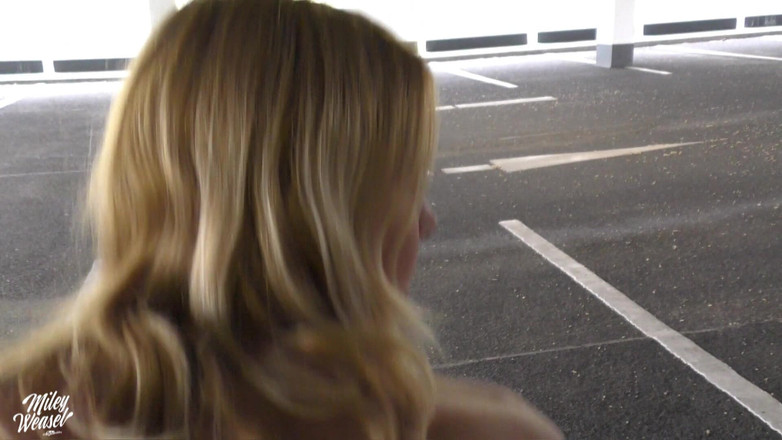 Miley Weasel: Blonde Jerman Miley Weasel dikongkek dubur di parkinglot