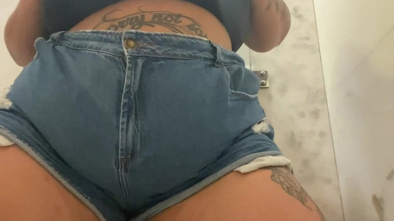 Mary Jhuana: Kobieta plus-size przymierzając stroje plażowe: Który z nich pasuje mi...
