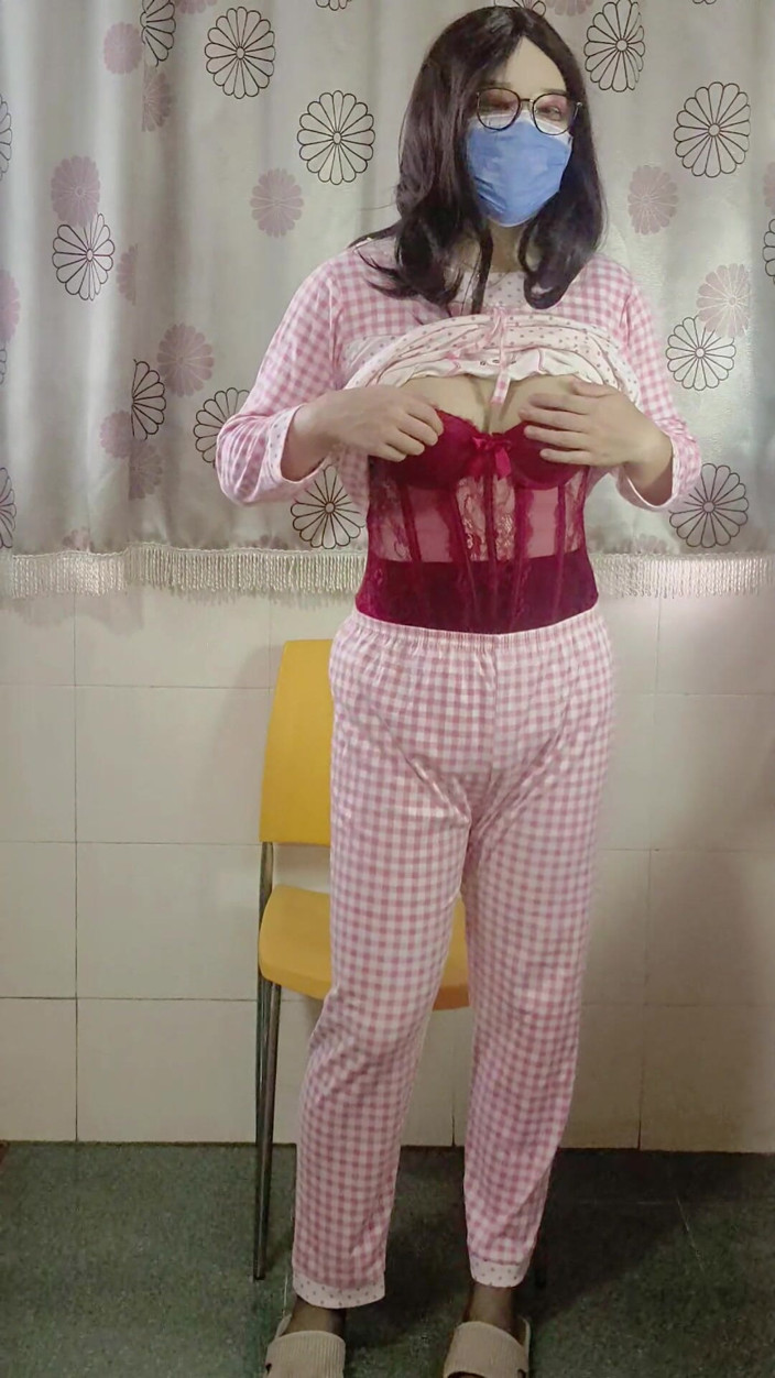 loveZiYi: Quiet Wife Home Alone Secretly Takes Out Her Thick Hard...