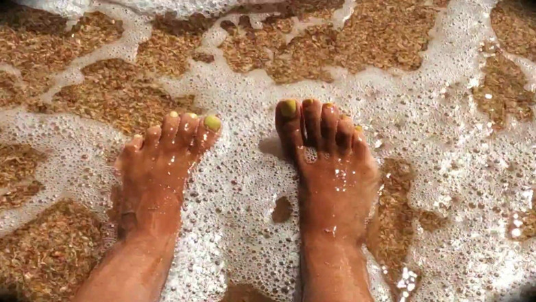 Lukerya: Suri rumah yang kesepian di matahari membelai kaki seksinya di...