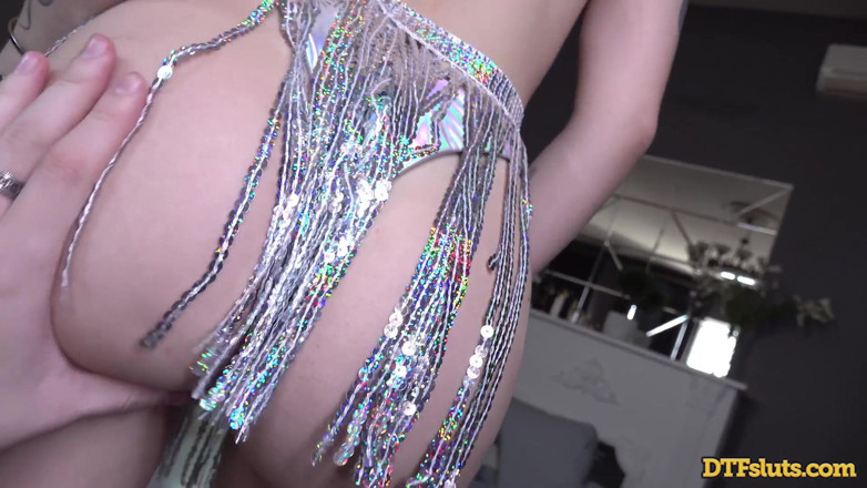 DTFSluts: La morena Bella Mur sacude sus activos en un baile...