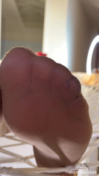 Nylonklädd gudinna i hängmatta Slav slickar genom strumpbyxor och trosor