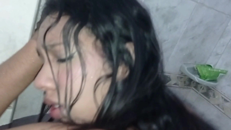 MiaYAlex: 大きなお尻のブルネット女子大生の義理の妹が家のバスルームに入り、義理の弟が彼女を手伝うために彼女に同行します