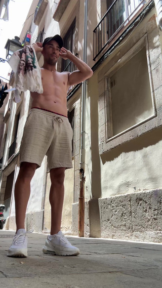 Paul Williams: 바르셀로나 거리에서 완전히 알몸