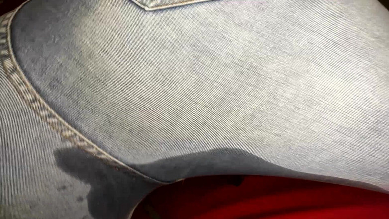 Princess18_: Culo de jeans provocando pis en jeans