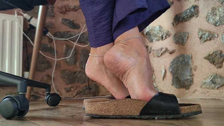 Goddess Lena: Birkenstock Pod Stolem