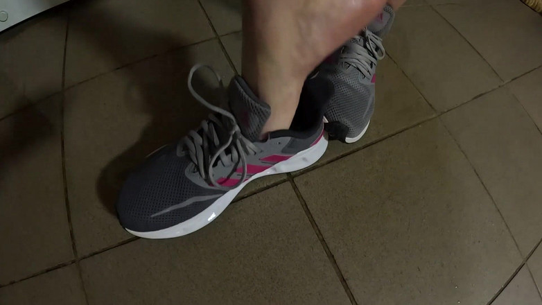 MilfyCalla: Stydké Pysky MILF Tančí, Škádlí a Čůrá V Jejích Džínách - Mokrá Fetiš...