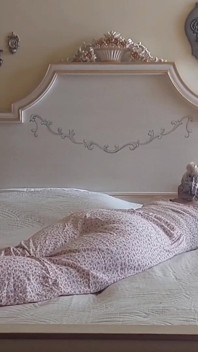 Sex cu masaj îmbrăcat al Selenei în pat