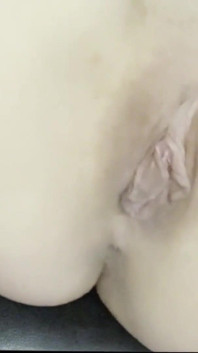 Masturbare detaliată a vaginului fetei până la orgasm