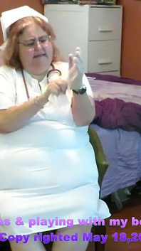 L'infermiera Vicki esami un nuovo paziente a casa e successivamente esegue uno spogliarello con i guanti