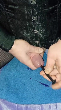 Sissy Leo melancap dengan alat penggetar dan dilator
