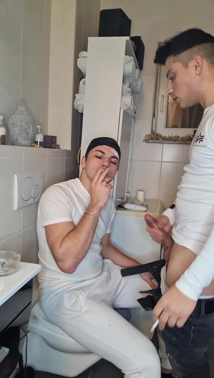 boyzxy212: 浴室里的同性恋乐趣：第1部分 - 射在我男孩的嘴里