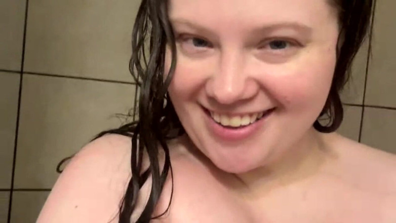 Dirtysecret: Lansare umedă și sălbatică a femeii mari și frumoase