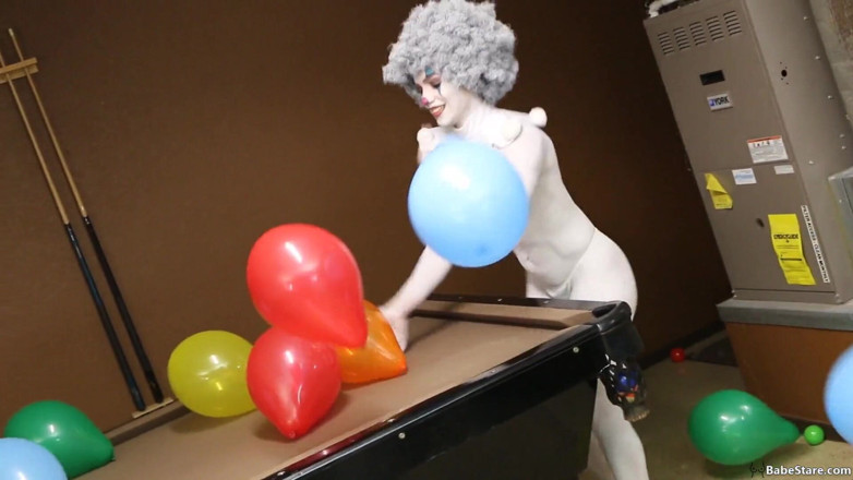 Babe Stare: Tia est nue et peint en clown