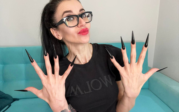 Julia domaina: Fingering becek, fingering panjang dengan kuku panjang warna hitam