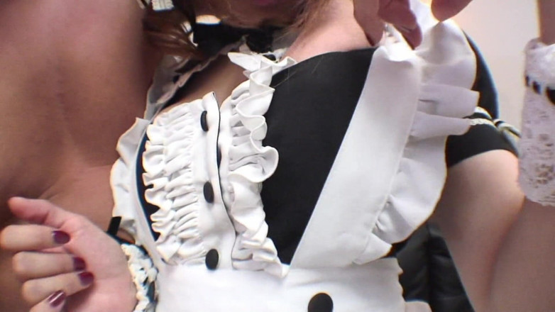 The Hottest Japanese Maids: L'attraente cameriera giapponese succhia un cazzo duro prima di essere...