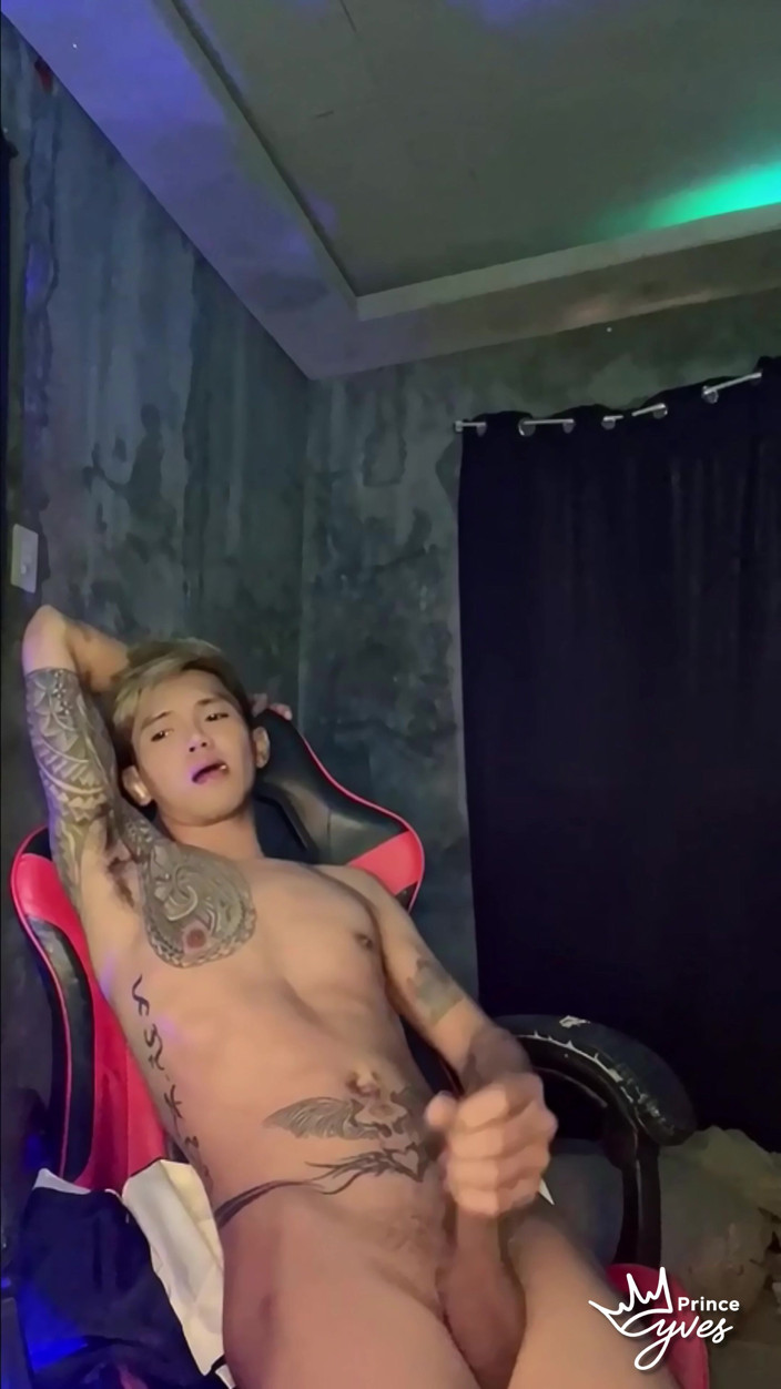 Prince-Yves: Geïnkte geile twink uitgevoerd in een live webcamshow