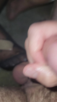 Istri semok latina dicrot di kaki setelah nyepong kontol istrinya sambil pakai stoking ketat dan lingerie seksi