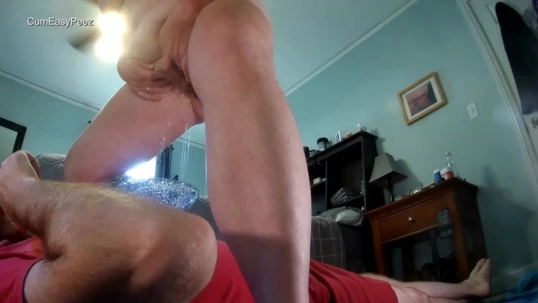 Cum and piss play fun!: Gyllene dusch pisslek och en spermasprut i ett glas