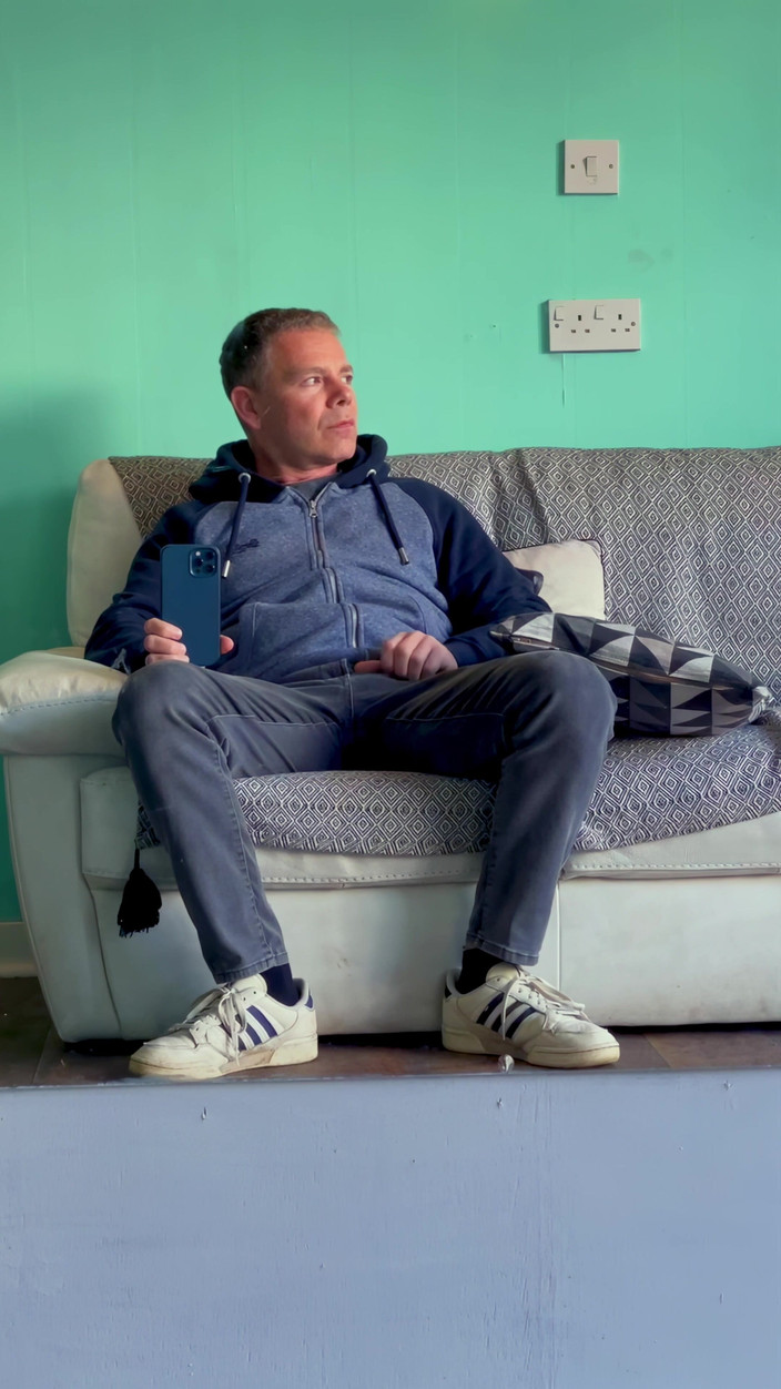 NakedFoxx: Rischioso barbiere sborra sgrillettando fino all'orgasmo con persone vicino