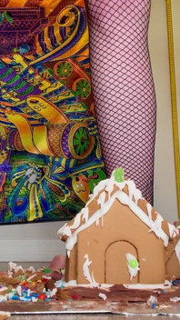 Jätte julbyn Slo-mo förälskelse som förstör mina pepparkakor i slow motion