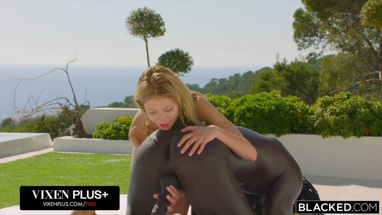 Blacked: Відтраханий чорношкірими його дівчина поїхала на міжрасові карибські канікули