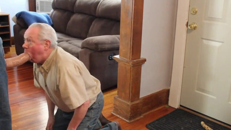 Erachi: Erachi अपने मुंह और गांड की चुदाई के लिए कपड़े उतारती है