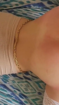 Ragazzo effeminato magro riceve un trattamento anale
