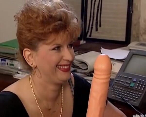 Porno kino: Zwei heiße deutsche schlampen teilen sich einen dildo und einen...
